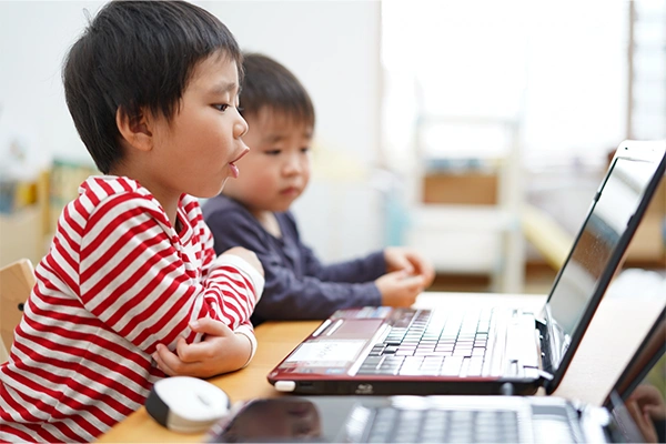 子供がパソコンを見ている写真