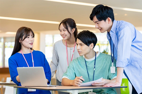 社内で打ち合わせをしている様子